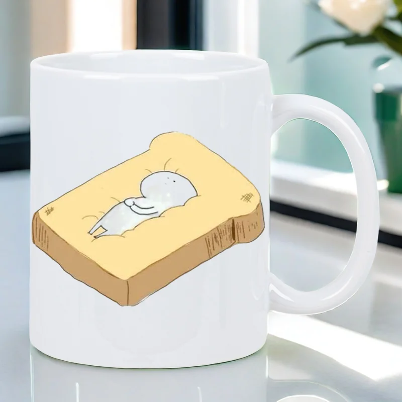 Adorable taza de cerámica felina con rebanada de pan: ideal para café y té, un maravilloso regalo para entusiastas de los gatos.