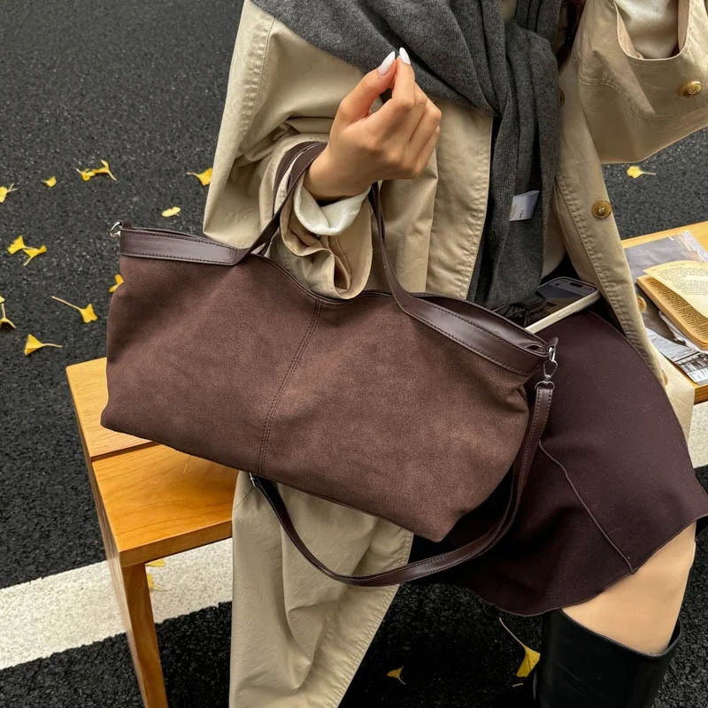 Große Umhängetasche mit Struktur, mattiertem Finish und Reißverschluss, Schultertasche, einfarbig, weiches, mattes Wildleder, Boston-Tasche, schlichter Stil. – Detail 5