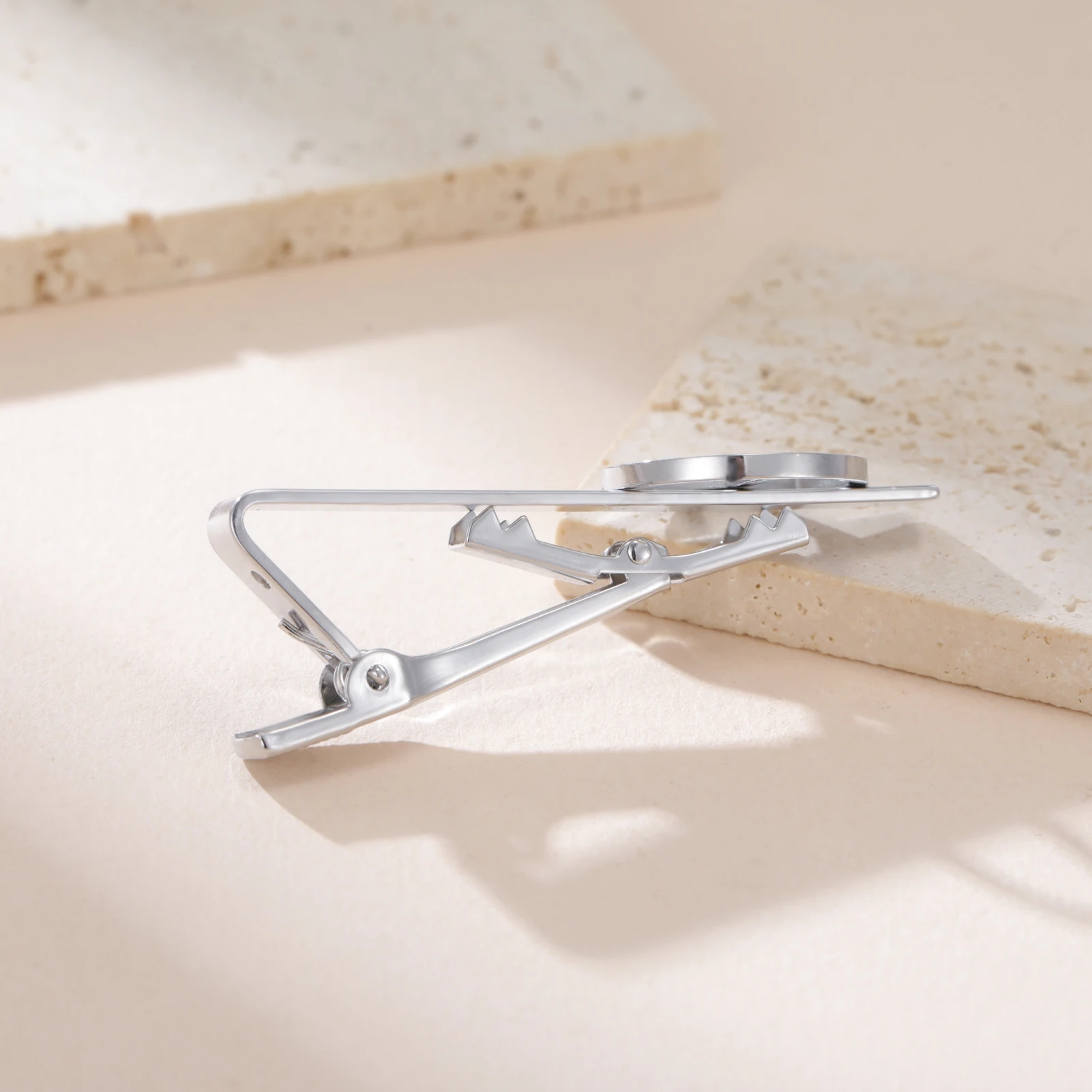 Kkjoy Krawattenklammer aus Edelstahl mit Friedenszeichen, goldfarben, ausgehöhlte Krawattenklammer, professioneller Business-Schmuck für Männer, Geschenke für Friedensliebhaber – Detail 5