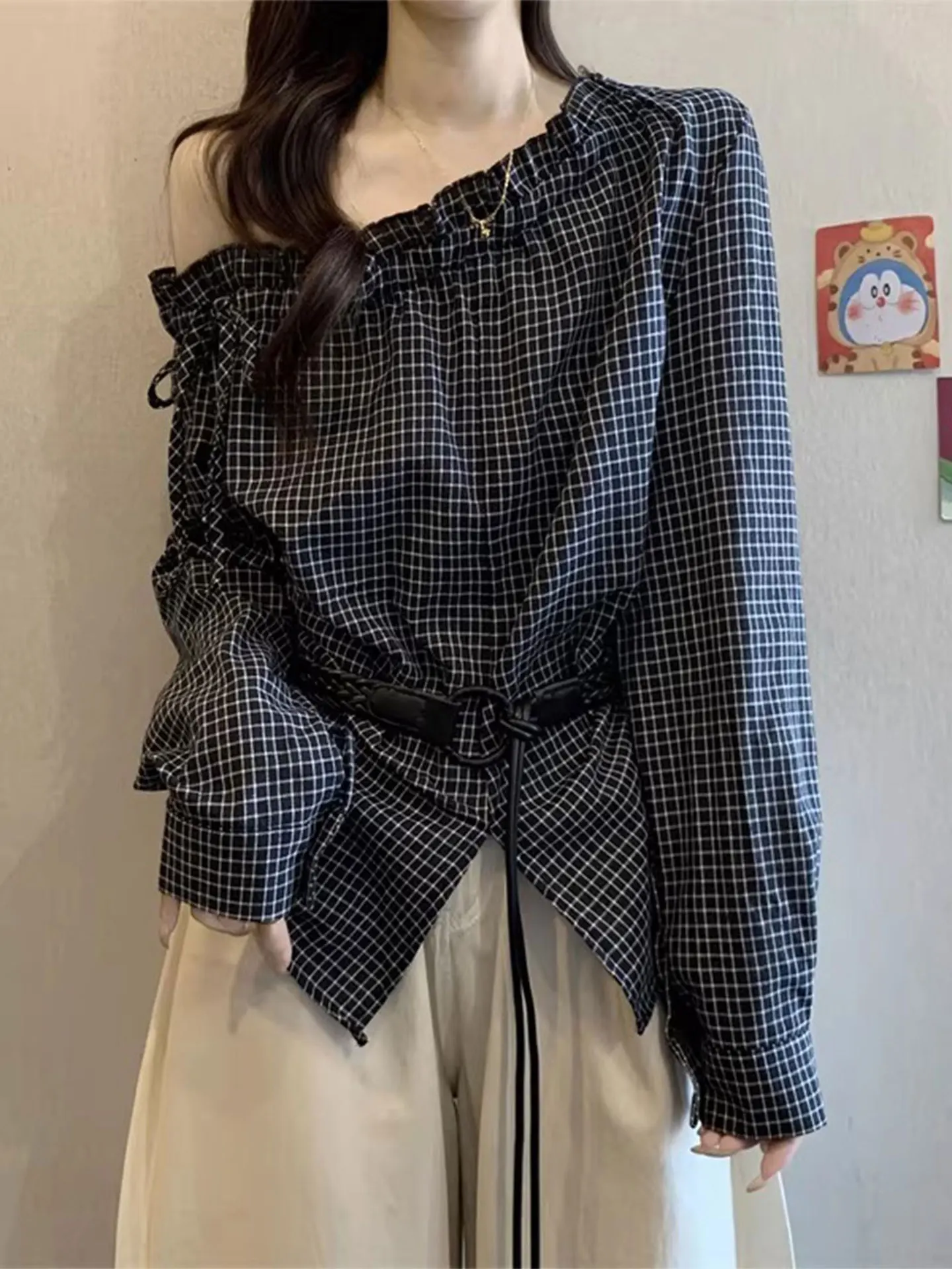 

Waist-Cinching Plaid Long Sve Base irt Women Spring 2026 Large Size Fat MM Design Sense Oblique Collar oulder-Baring Top