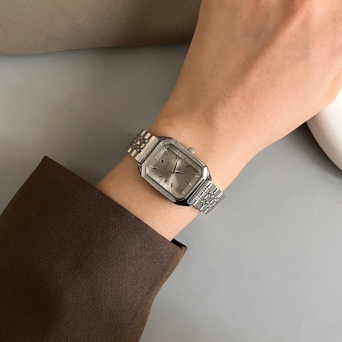LuxuriousAnd FashionableWomen'S WatchWith A Stainless Steel Strap And Chain Featuring A Simple Elegant And Sophisticated Design.