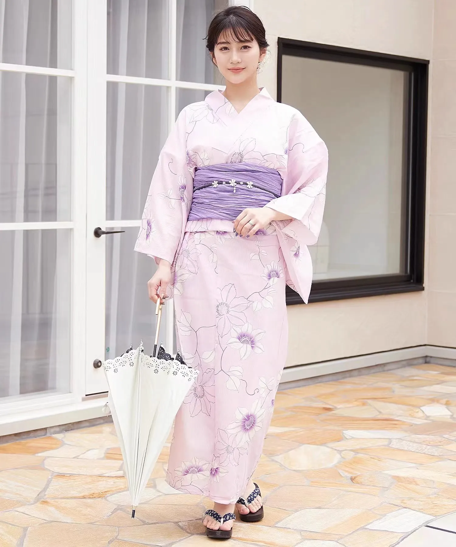 

Традиционное японское женское юката - кимоно из хлопка и льна в официальном стиле для фотосессий, путешествий и косплея