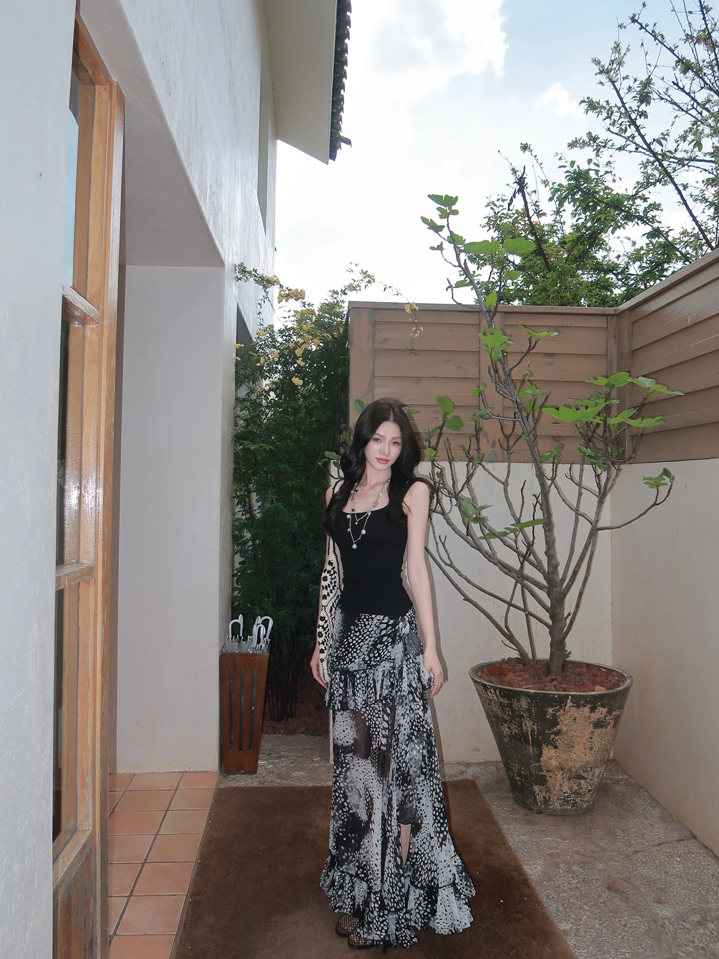 

Lienni2026 Новое весенне-летнее женское платье без бретелек с принтом, разрезом и эффектом утяжки талии, повседневный стиль, А-силуэт, без рукавов