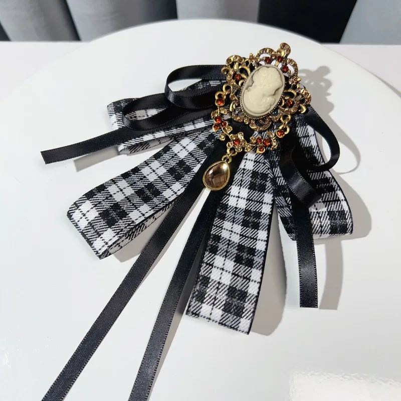 Retro Stoff Schleife Brosche Kristall Schönheit Kopf College Britischen Stil Hemd Kragen Pin Schleife Anstecknadeln für Frauen Zubehör – Detail 4