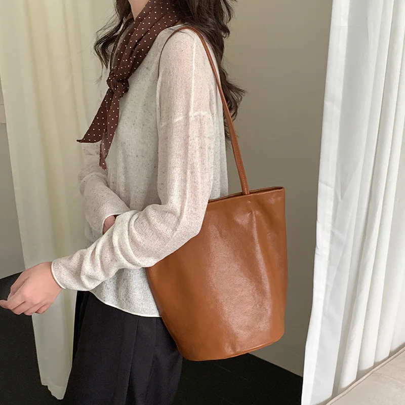 Genuine Leather Retro Women's Bucket Bag, New Cowhide Simple Shoulder Bag, High-quality Commuting Large Capacity Women's Bag