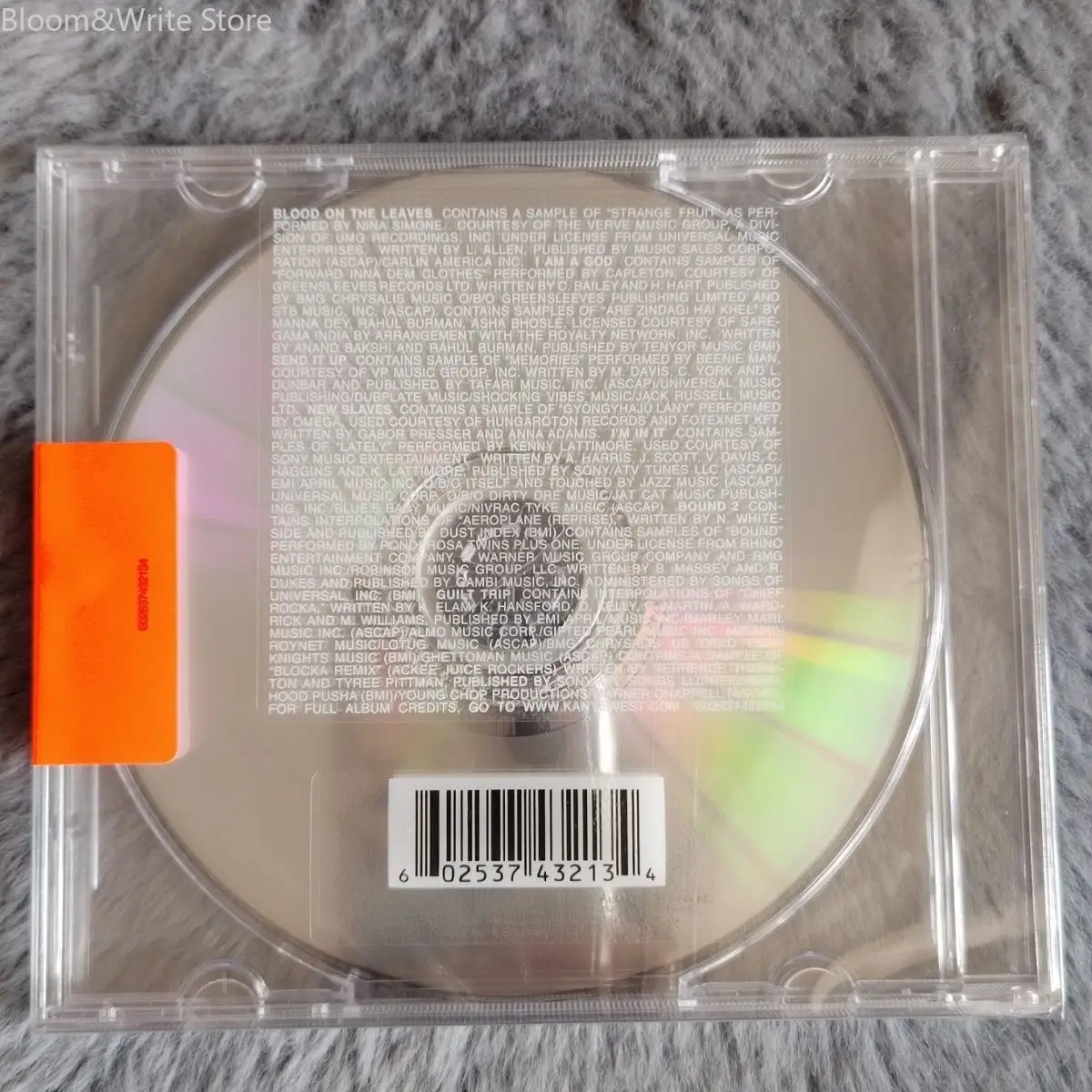 

Музыкальные подарки: CD-диски с музыкой поп-рэп-исполнителей, Канье Уэст, Daft Punk, альбом Yeezus, New Slaves, музыка для Walkman