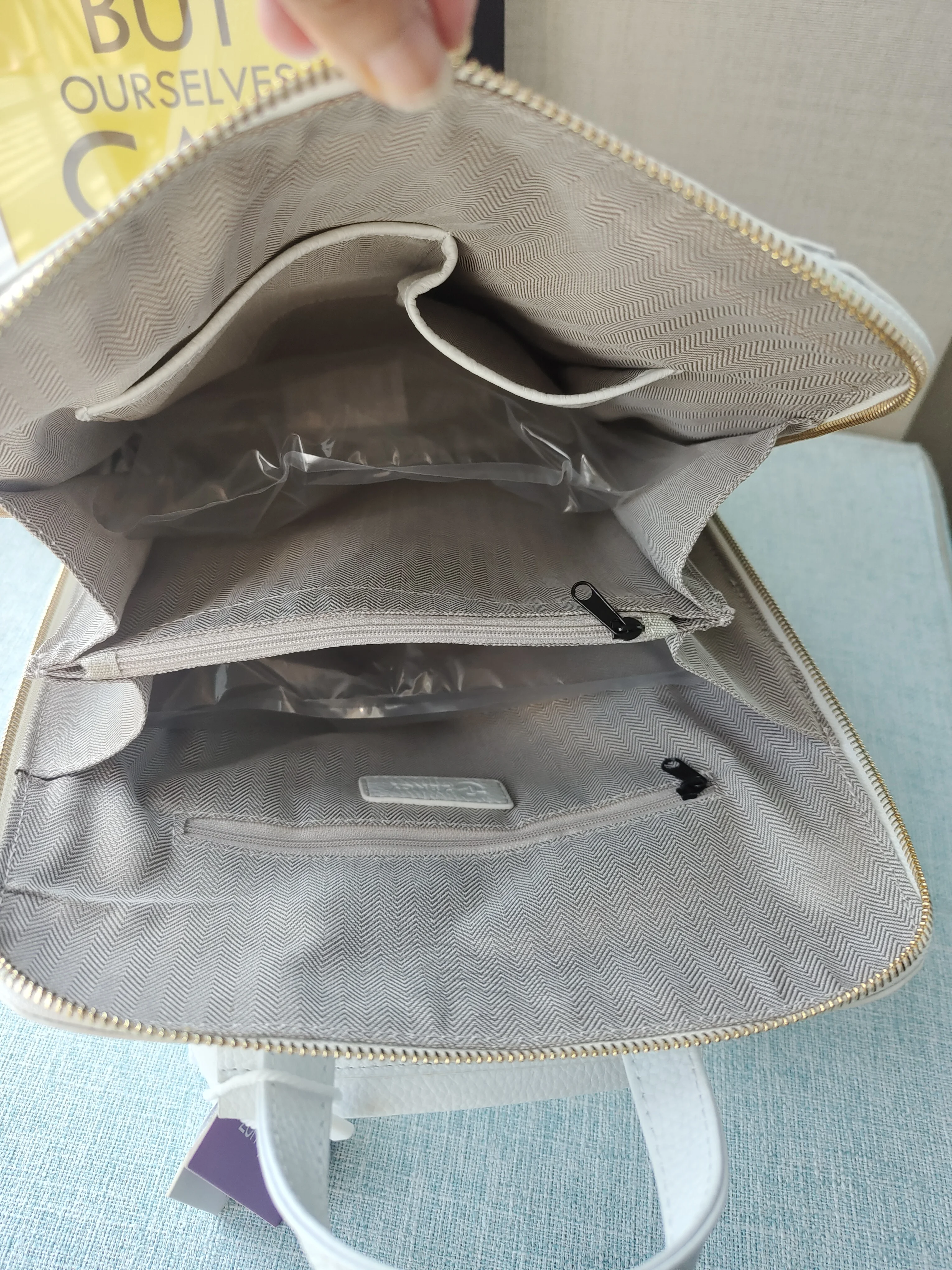 Zency 100 % echtes Leder, reinweißer Rucksack, Damen-Rucksack mit Krokodilmuster, passend für A4-Magazin-Laptops – Detail 6