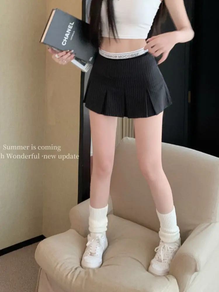 สาวฮอตประกบสองชิ้นปลอมพร้อมดีไซน์สะโพกลายทางเอวสูงกระโปรงเพรียวและจีบ