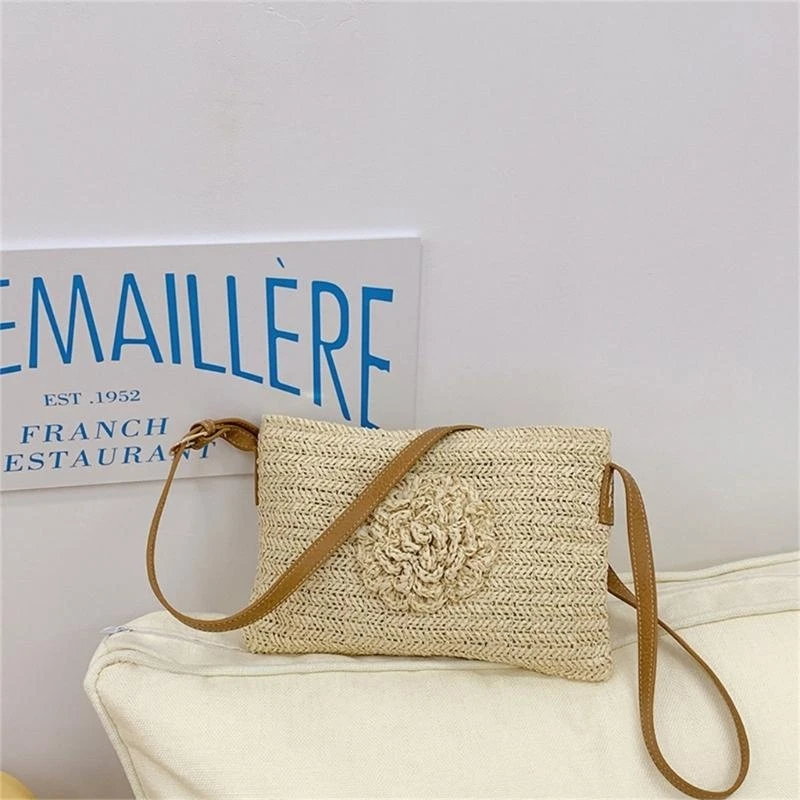 

652F Casual Woven Beach Bag Shoulder Bag with Adjustable Strap Flower Decors For Summer Travel Offering Comfort and