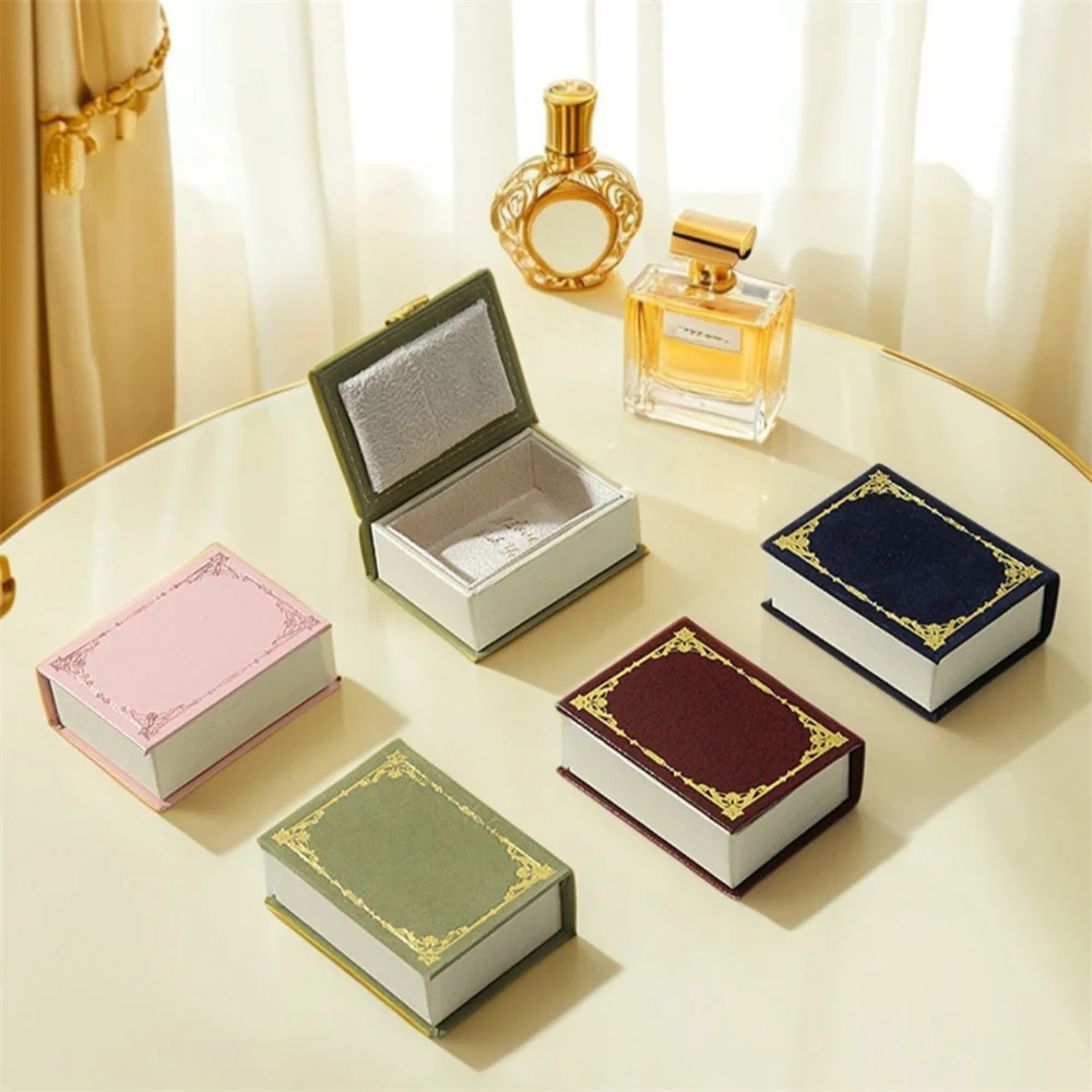 PU Leather Flip -Shaped Magnetic Suction Ring Pendant Box Retro Book -Shaped Jewelry Box Gift Packaging Jewelry Organizer