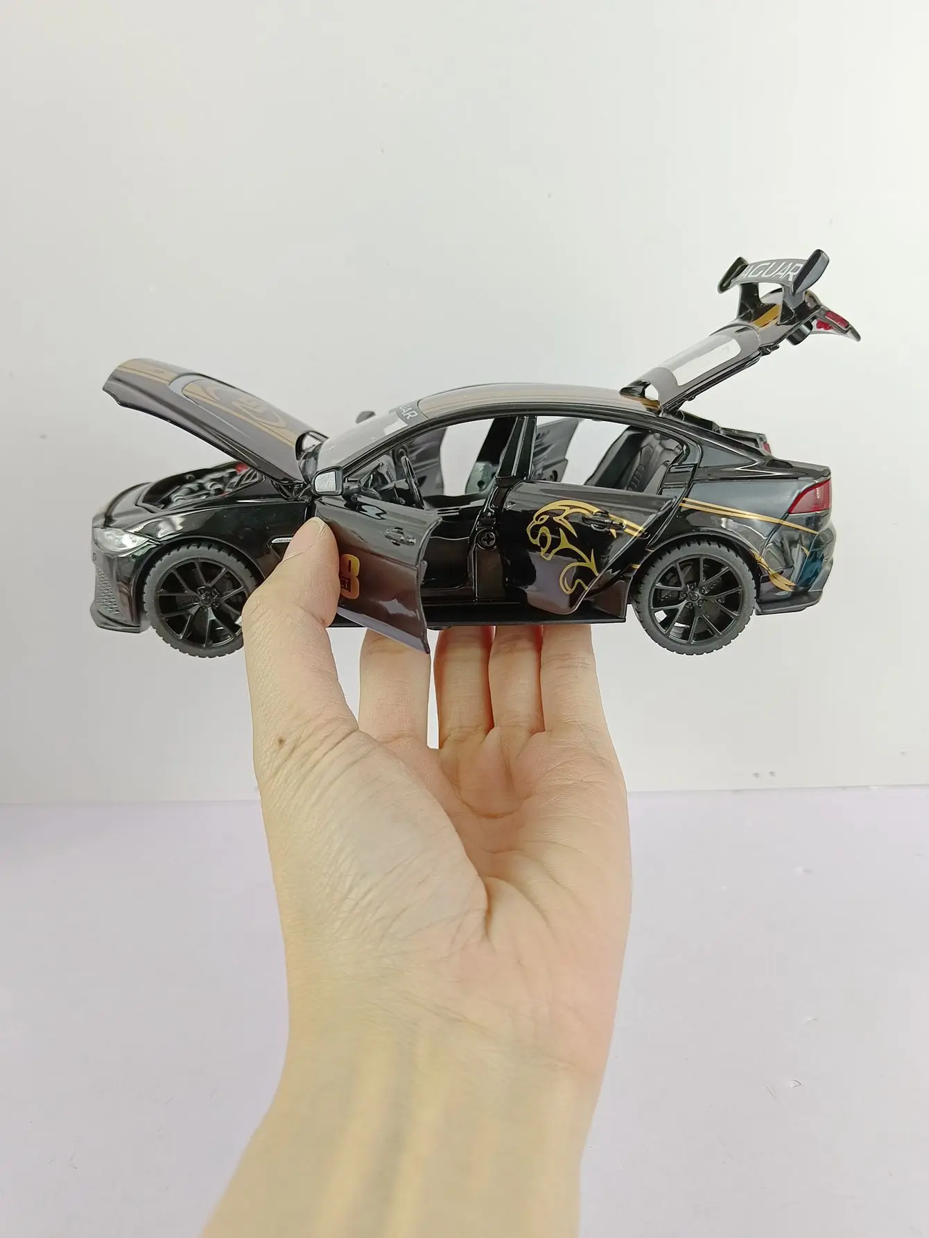 1/24 Jaguar XE SV Project 8 Toy Car Model Alloy Diecast with Sound Light Toys Vehicles Boys Birthday Gift Collection Decoration