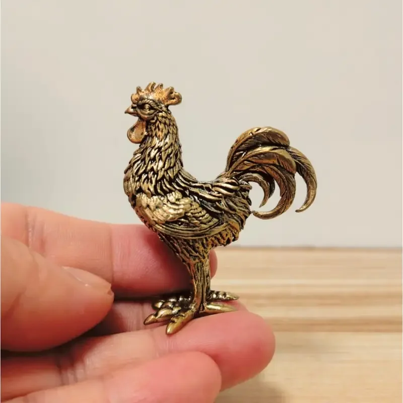 Elegante Hahnenfigur aus Messing – komplizierte goldene Tierdekoration für Zuhause, Büro oder Geschenk, detaillierte Federn und Kamm, rustikaler Tisch