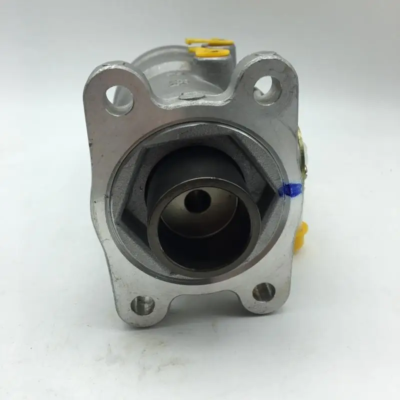 8980326030 8-98032603-0 8980326031 8-98032003-1 High quality brake master cylinder for Isuzu 4HK1 700P truck parts