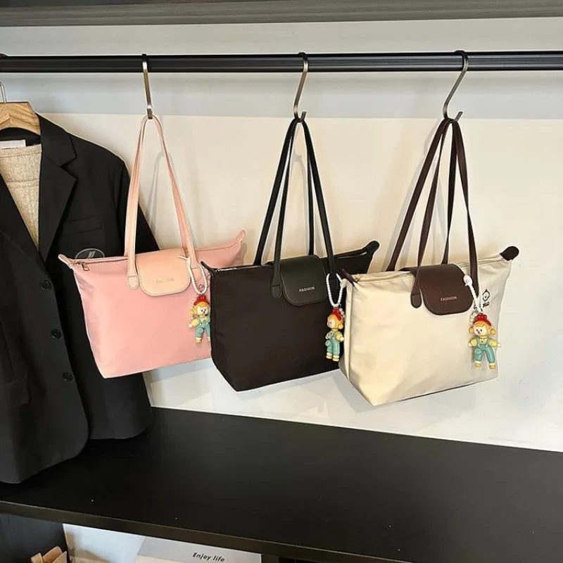 

Stylish Shoulder Bag For Women Effortlessly Cool And Perfect For Casual Outings With Friends