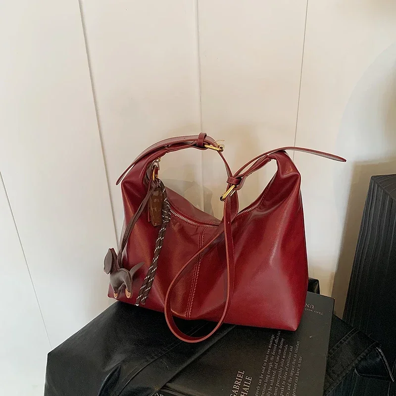 

2024, большая вместительная сумка через плечо из искусственной кожи, однотонная простая модная сумка на молнии, мягкая популярная пригородная сумка на плечо