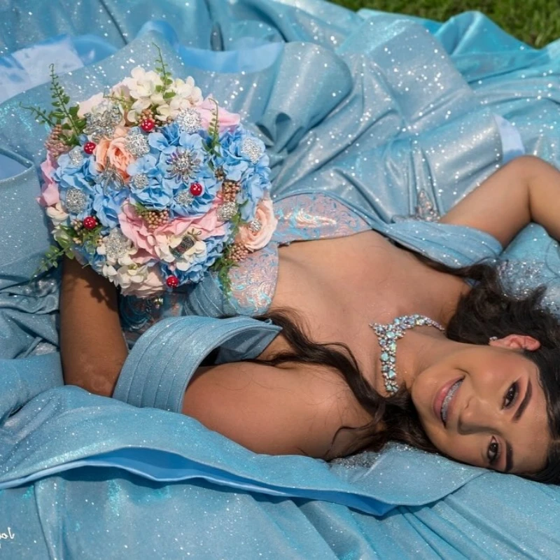 Robes de Quinceanera bleu ciel brillant personnalisées, épaules dénudées, paillettes appliquées superposées, longue queue avec nœud, 15