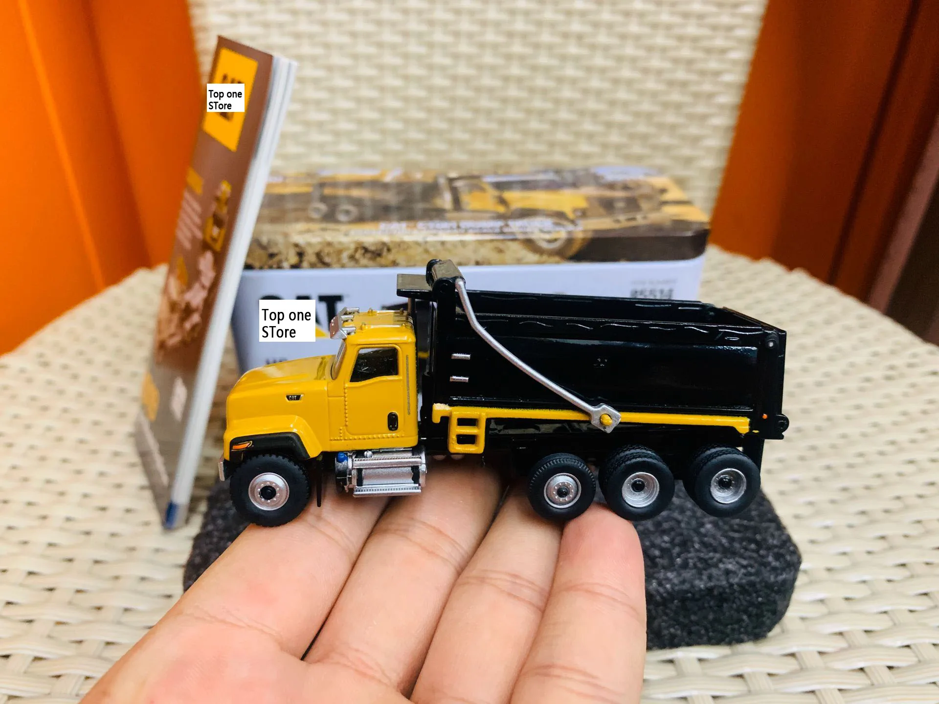 

CT681 Dump Truck 1/87 HO Scale DieCast Model DM85514 New in Box