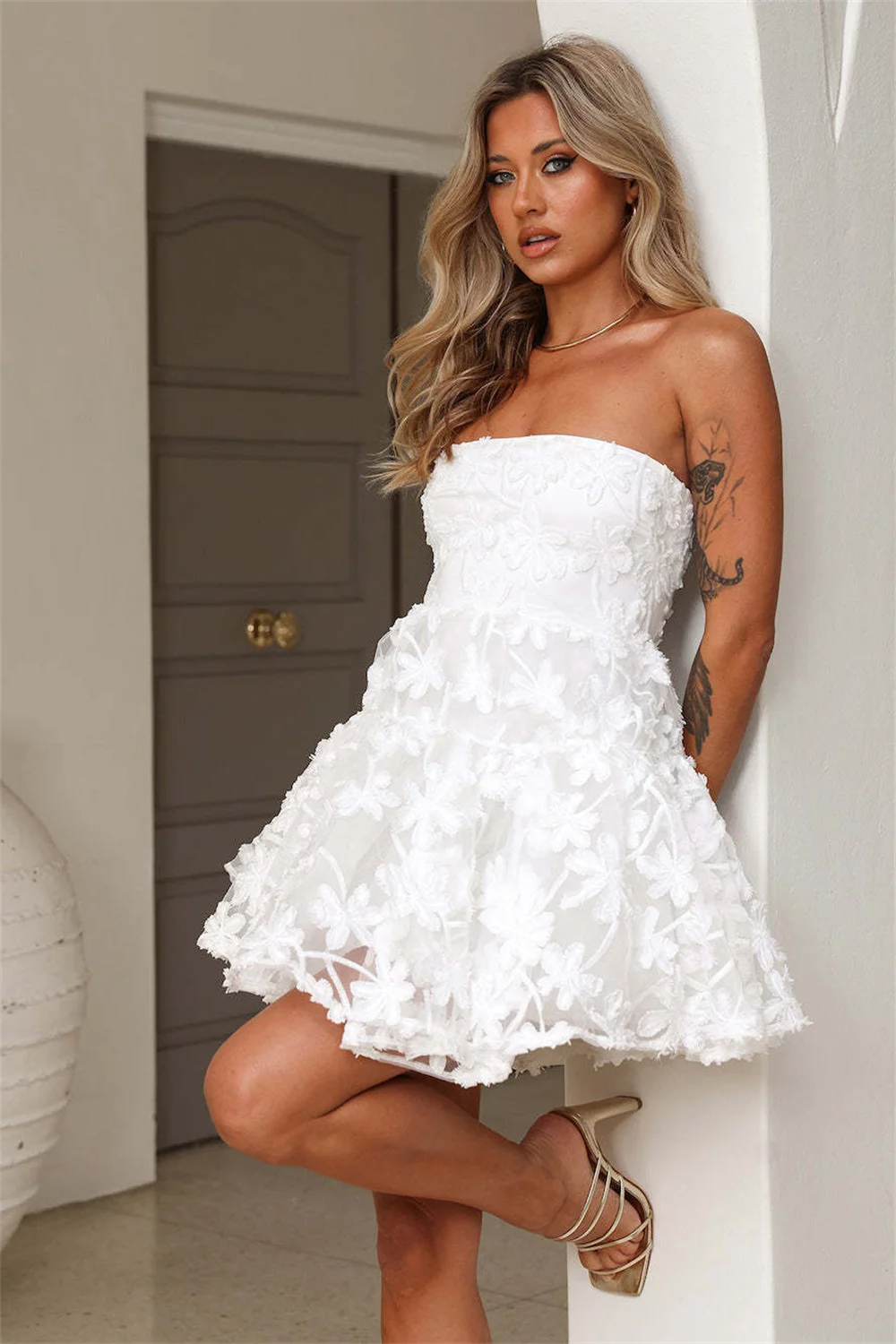 Mini vestido sem alças Bella White, Vestido bordado de renda, Vestido elegante sem mangas