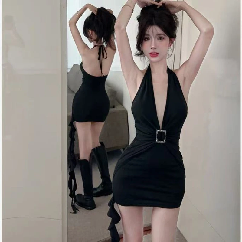 Ein neues sommerliches sexy Neckholder-Kleid mit tiefem V-Ausschnitt für Damen mit Hüfttasche und freiliegendem Rücken, um sie schlanker auszuhören