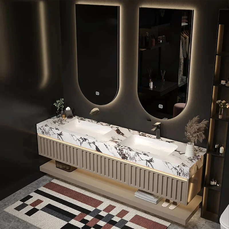 

Современный комплект мебели для ванной комнаты в стиле лайт-люкс: тумба с двойной раковиной из дуба и столешницей из каменной плиты