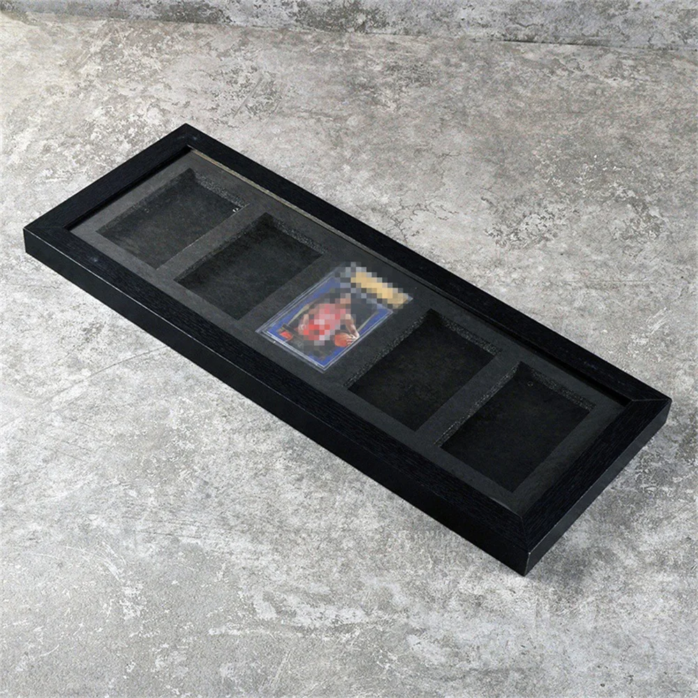 Ramka ekspozycyjna na karty sportowe z drewna, z 3-9 przegródkami, stojak na karty, szafka ochronna.