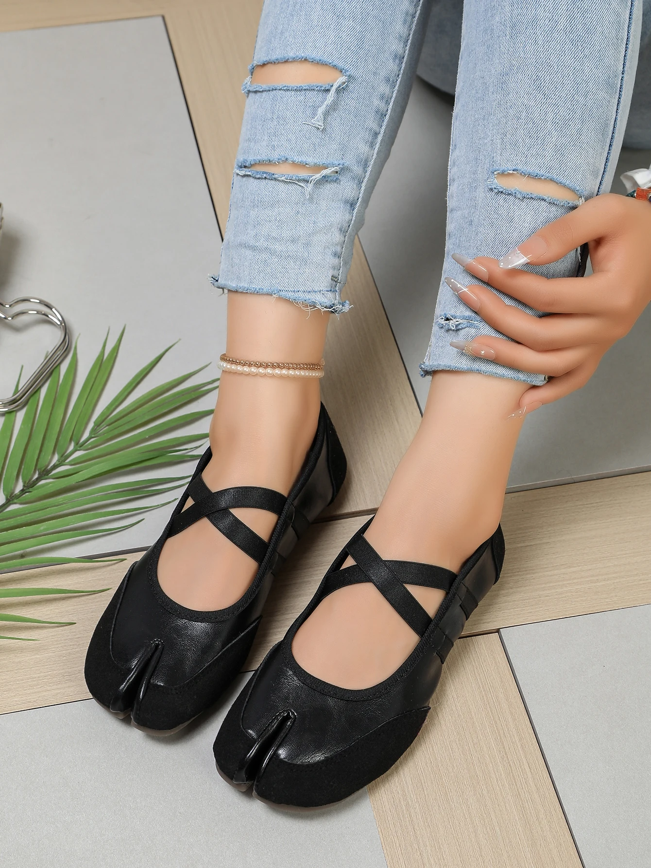 Flache Schuhe mit Kreuzriemen für Damen, lässiges Modedesign, Mary Jane Schuh, Slip-on, geteilte Zehenpartie, Ballett-Trainer, Sommer 2026, elegant, neu – Detail 40
