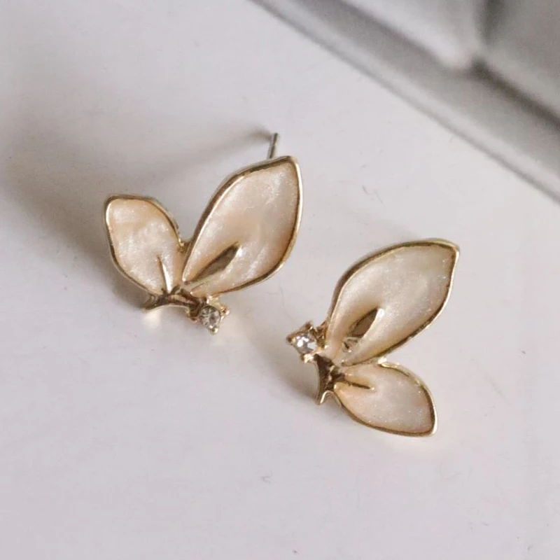 Pendientes de tuerca de mariposa de aceite de esmalte blanco para mujer, lindo insecto para niña, regalo pequeño, joyería de Color dorado dulce de moda coreana, nuevo