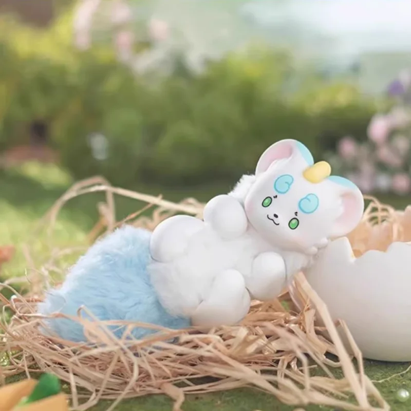 Existem animais, há caixas cegas, há brinquedos de boneca de pelúcia espiritual na palma, anime, pingente de mochila periférica