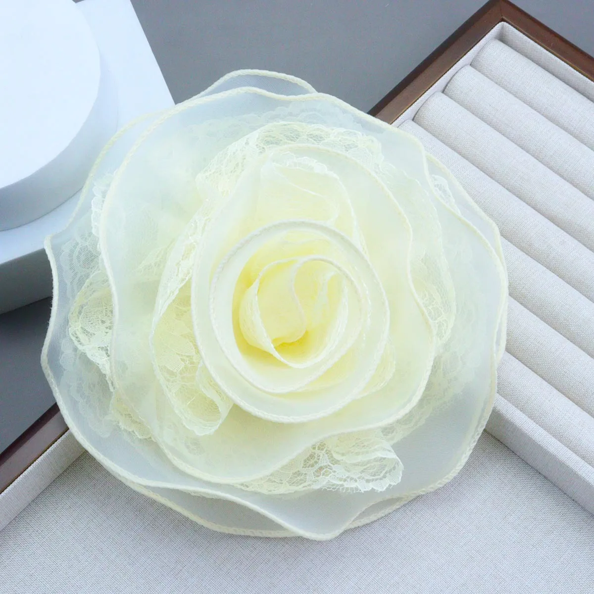 19cm Mesh Lace Crimped Exaggerated Large Flower Brooch Elegant Corsage High-end Light Luxury Accessories