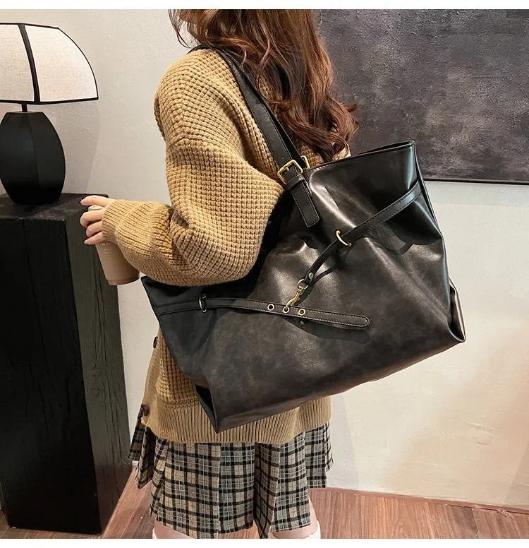 Large Vintage Women's Handbag description 38