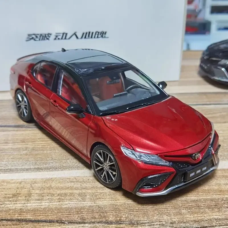 Modello in scala 1:18 2021 GAC Toyota Nuovo modello di auto Camry di otto generazione Decorazione della stanza decorata per i regali di compleanno dei bambini.