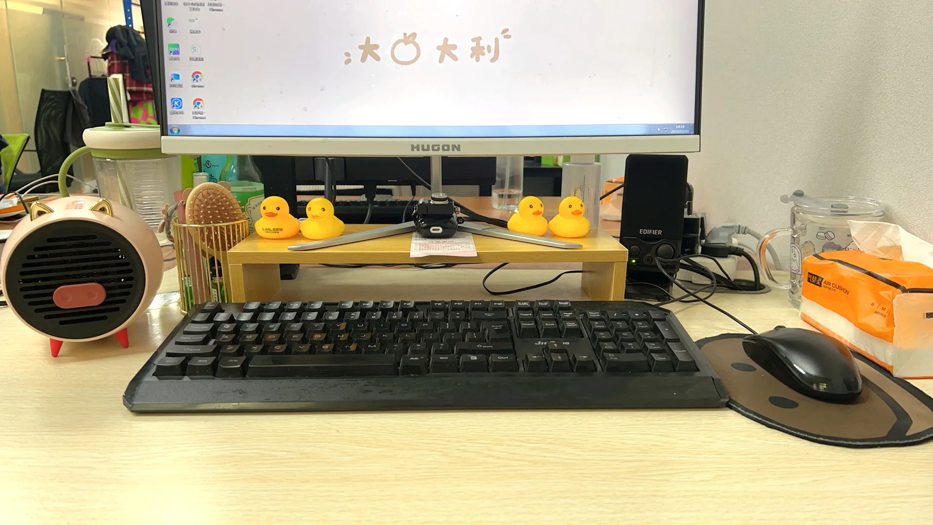 Notebook computer stand desktop computer screen desktop elevated desktop storage and storage pad elevated