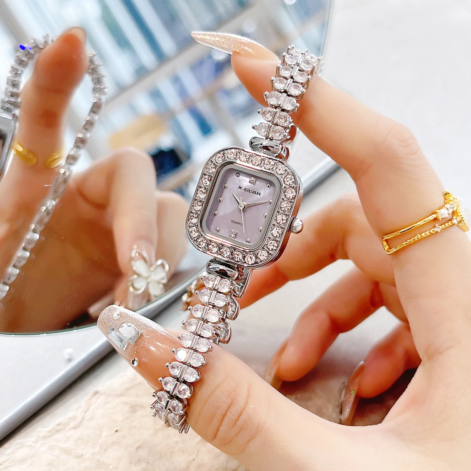 ساعة X-GEAR النسائية المربعة الصغيرة الجديدة - سوار الماس ذو الصف المزدوج مع قرص أم اللؤلؤ العصري ولمسات الماس Quar