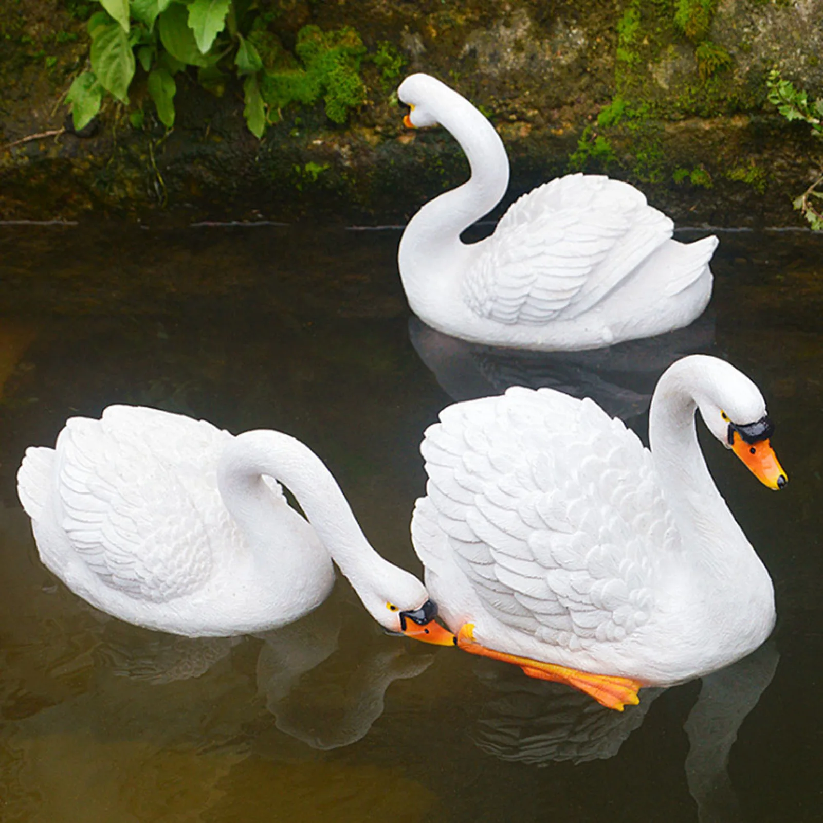 

Floating resin simulation swan Lifelike swan appearance Figurine Ornament for Landscape Yard Gardening Decoration