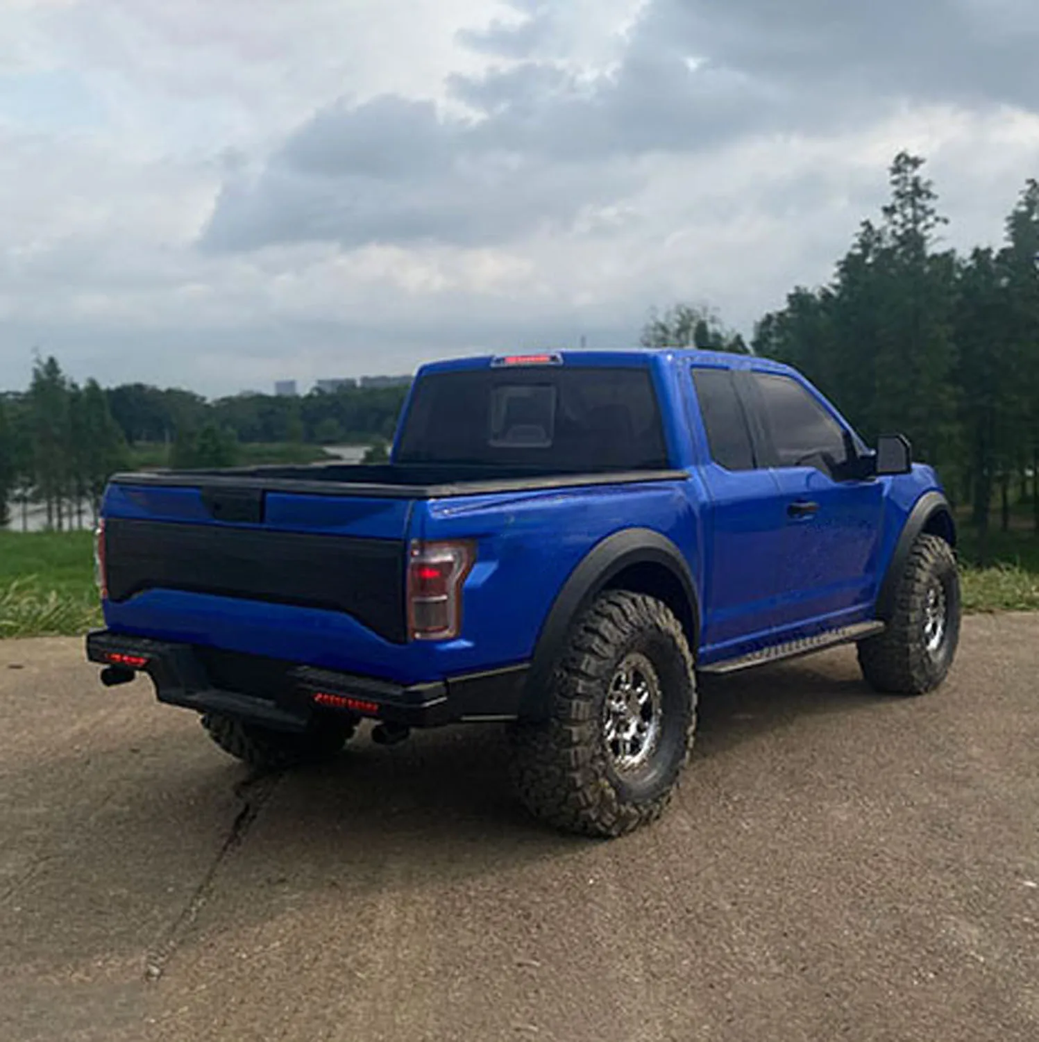 RCピックアップトラック F150 電動 1/8 クローラーカー 2速 2.4Gリモートコントロール オフロード車 4WDアクスルロック ライト おもちゃ モデル ギフト