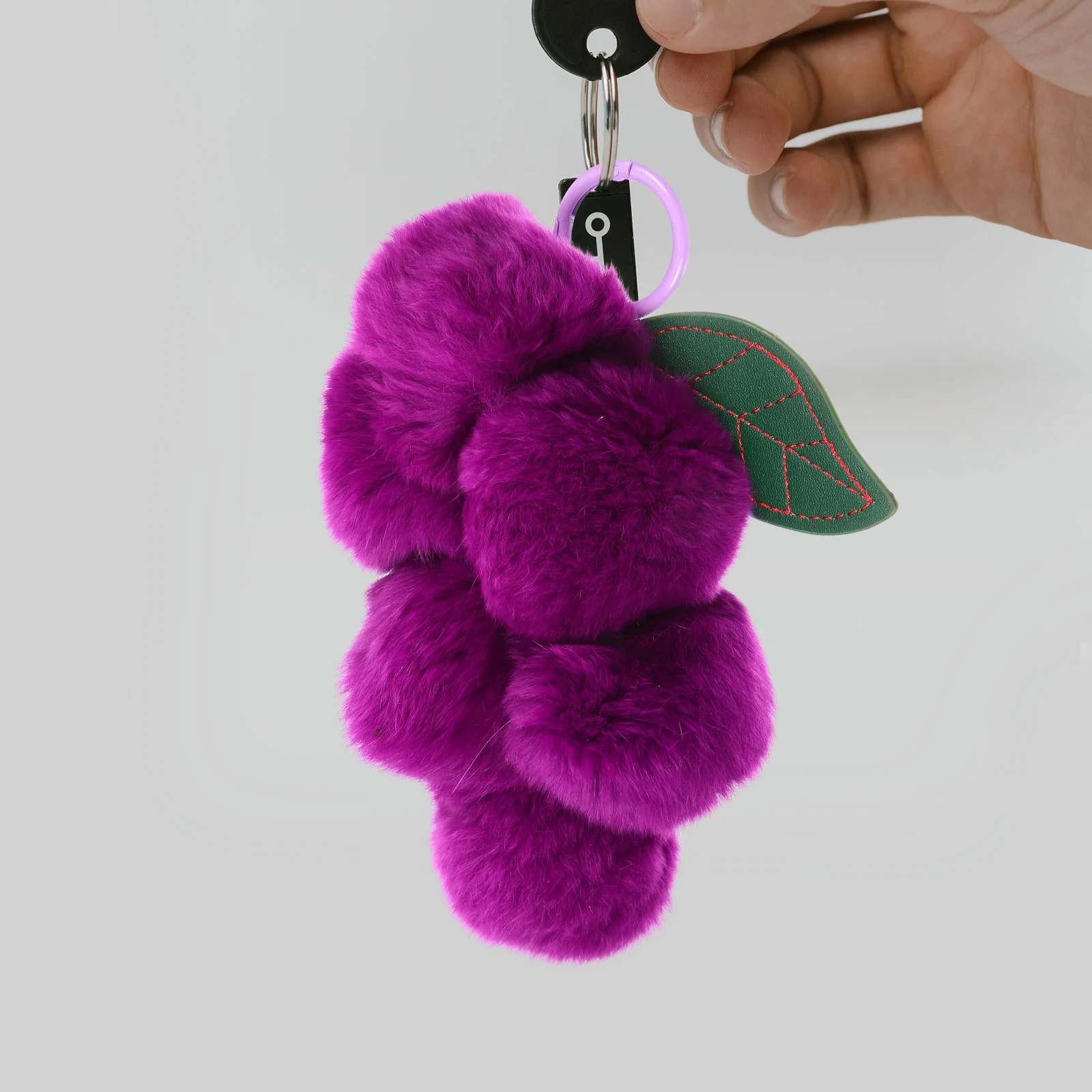 Llavero colgante de coche de uva para mujer, cadena de bolso de bola de felpa, llavero de monedero, adorno de encanto estético, Morado, Miss