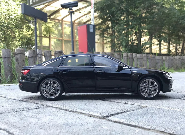 NOWY 1/18 Audi A6 L A6L 2019 Model Samochodu z Odlewu Metalowego Złoty/Czarny Zabawki Prezenty Kolekcja Dekoracyjna Hobby