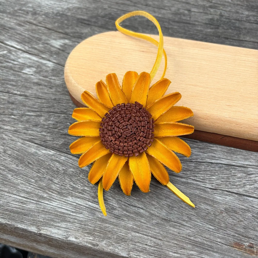 Top-grain leather sunflower charm, bag pendant, sunflower ornament, simulated flower bag charm, luggage and bag accessory