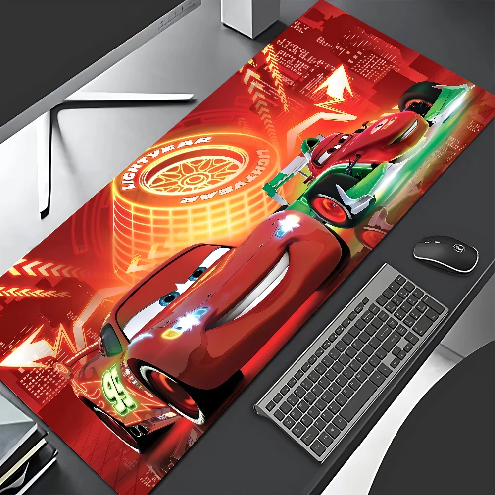 รถยนต์ Lightning McQueen Mousepad แผ่นรองเมาส์แล็ปท็อปอุปกรณ์เสริมสําหรับเล่นเกม Mousepad โต๊ะขนาดใหญ่คอมพิวเตอร์ Gamer คีย์บอร์ดพรมพรม