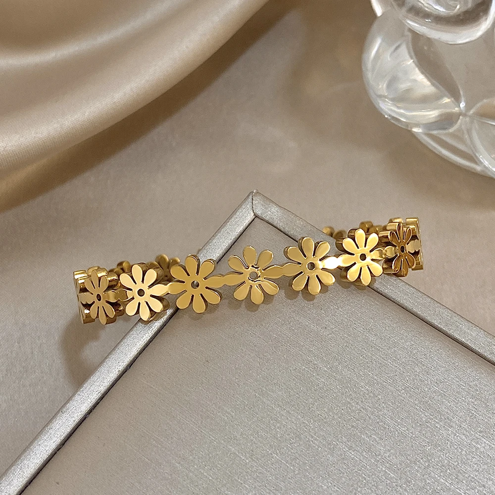 

Trend Gold Color Stainless Steel Flower Bangle Bracelet for Women Waterproof Smooth Surface Open Spring Bangle Lady Jewelry Gift