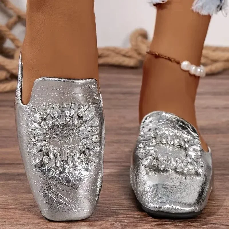 2025 الصيف الفضة البغال المرأة النعال موضة كريستال النعال السيدات في الهواء الطلق الوجه يتخبط أحذية النساء ساحة تو صندل مسطح