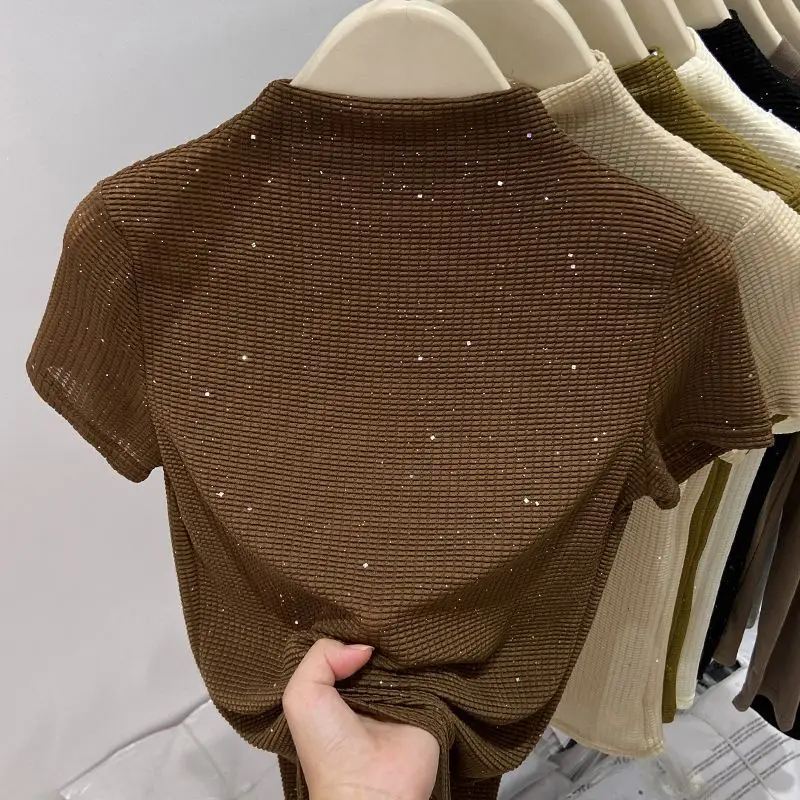 

Женская летняя футболка с воротником-стойкой и короткими рукавами: стильный дизайн, стройнящий силуэт, мягкая, новая, минималистичная, повседневная, нишевая модель