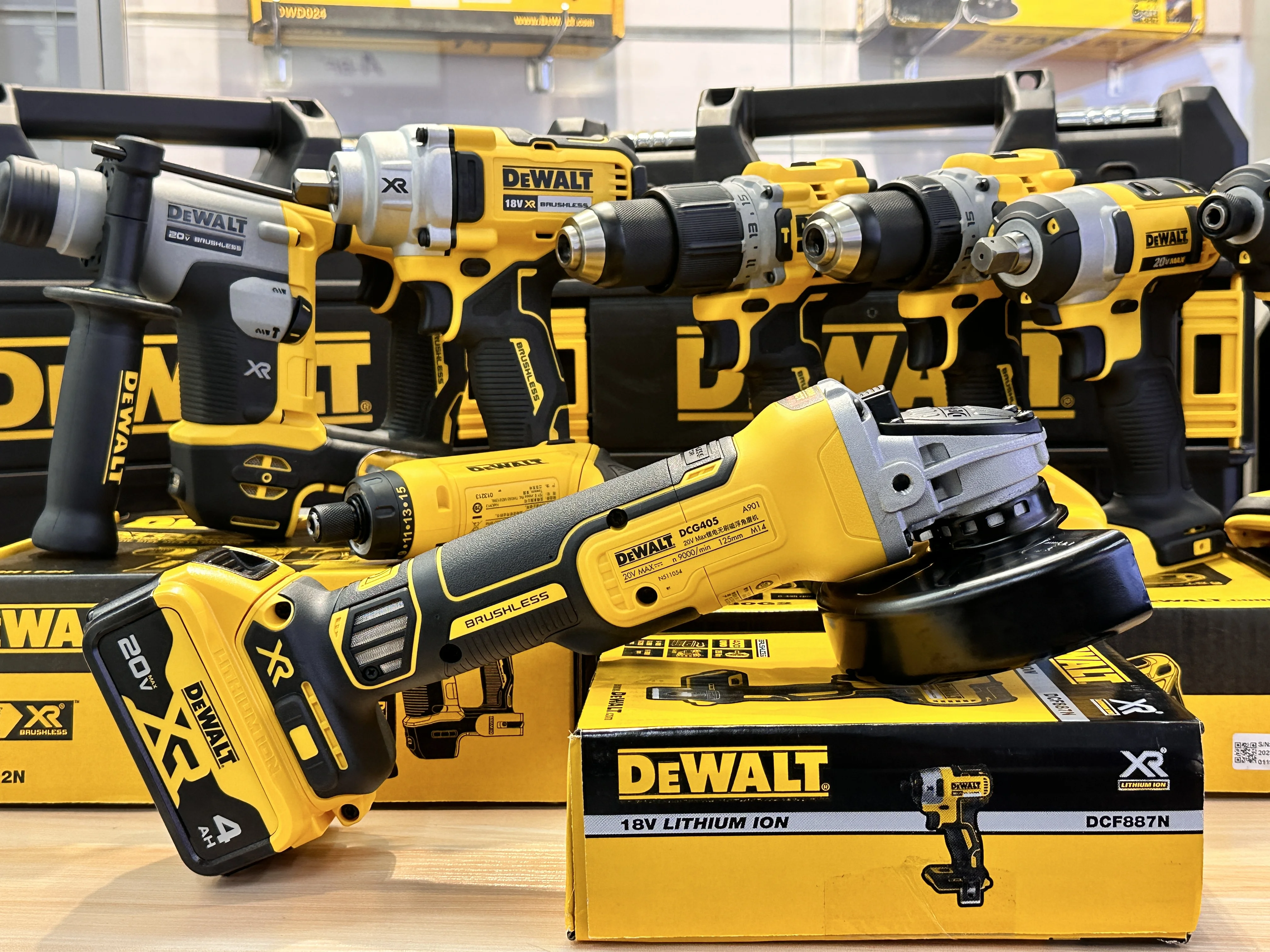 Imagem -02 - Dewalt-wireless Elétrica Grinding Machine Brushless Angle Grinder Ferramenta Elétrica Alimentado por Bateria Faça Você Mesmo Carpintaria 9000rpm 20v