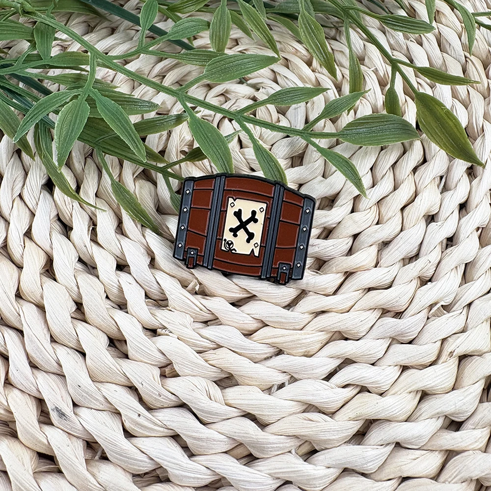 Retro Piraten-Schatztruhe-Brosche Sea of Thieves Action-Adventure-Spiel Totenkopf-Kreuzbein-Anstecknadel für Rucksäcke und Jacken – Detail 1