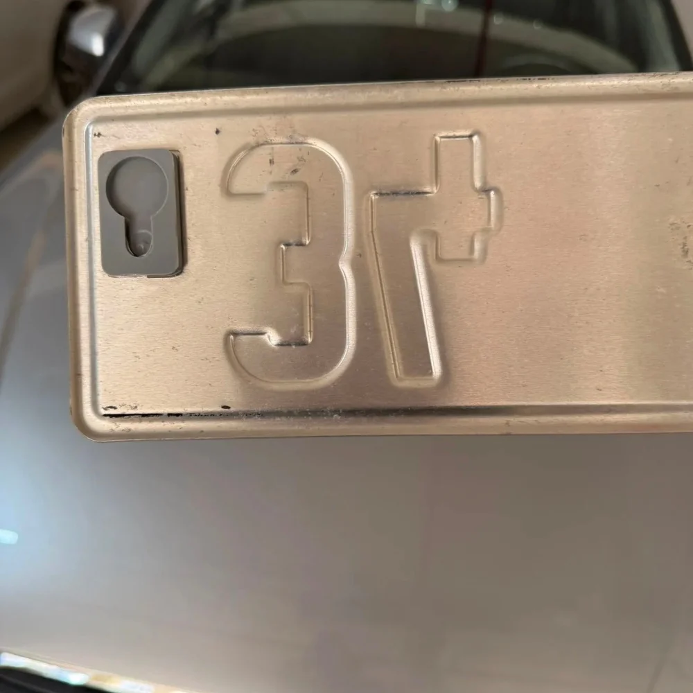 2 Stück universelle, abnehmbare Kennzeichenhalterung aus Kunststoff mit Schnellverschluss für die erste Montage und Demontage, Auto-Außenzubehör – Detail 4