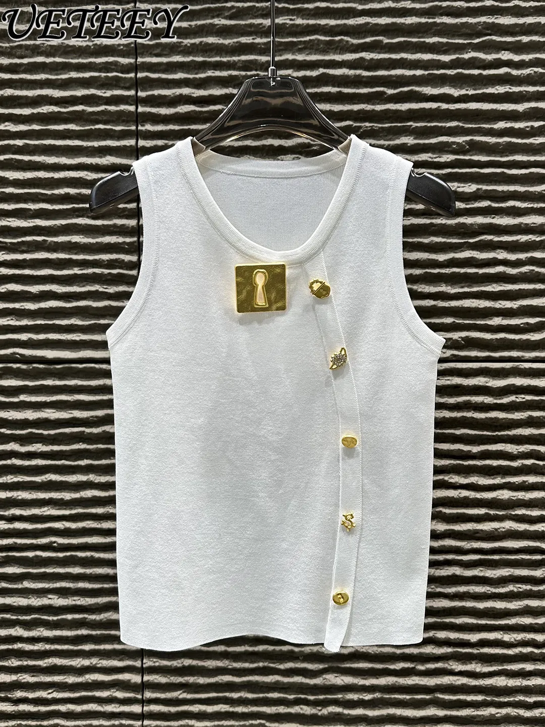 

High-end Sleeveless Knitted Vest for Women White with Metal Buckle Decoration 2026 New Versatile Slimming Hot Girl Tank Tops