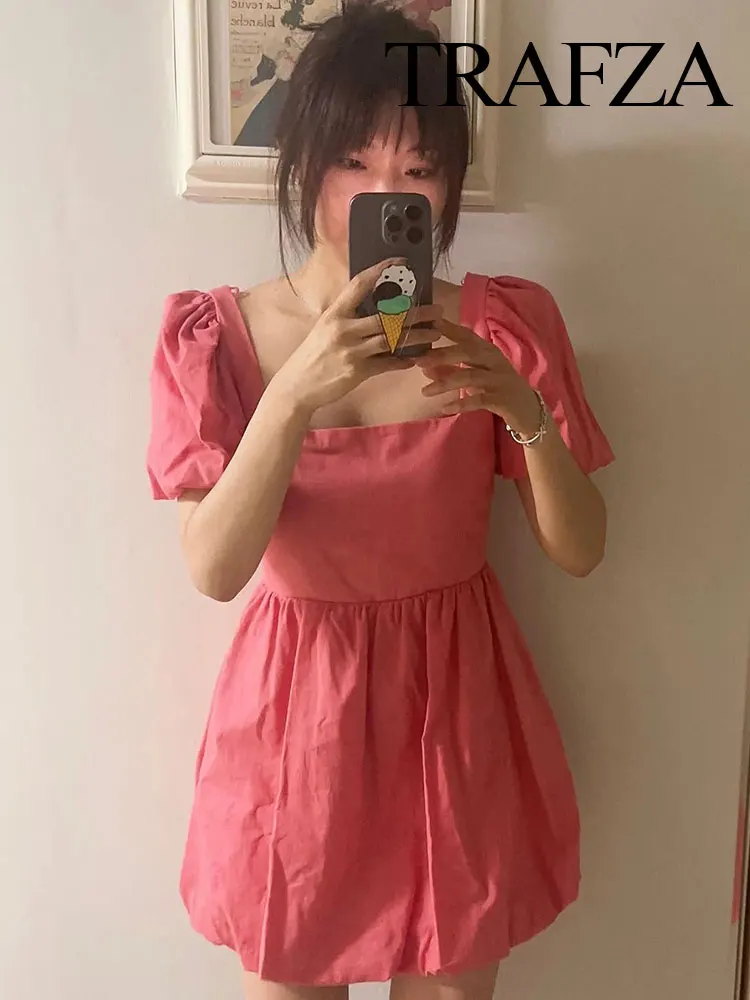 

Женское свободное мини-платье с квадратным вырезом и открытой спиной