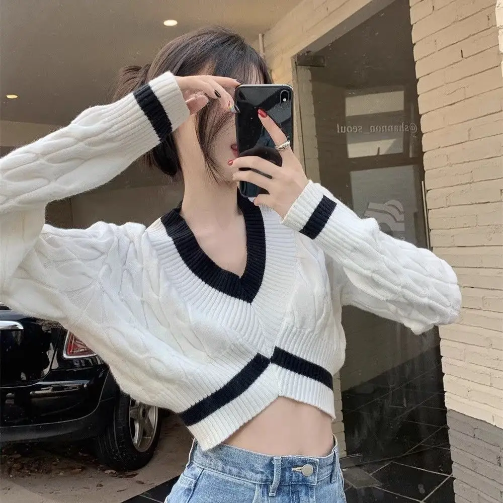 Spicy Girl V-neck Short Sweater Female Niche Contrasting Color High Waist Exposed Navel Pullover Knitted Sweater Top