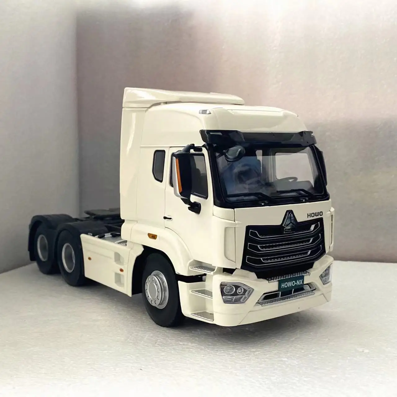 Sinotruk Howo-nx Tractor Tractor Model 1:24 Scale Alloy Simulation Die-cast Truck Front White Boyfriend Gift Souvenir