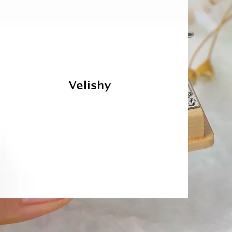 

Dollhouse Miniature Sewing Machine with Scissors Thread Cloth 1/12